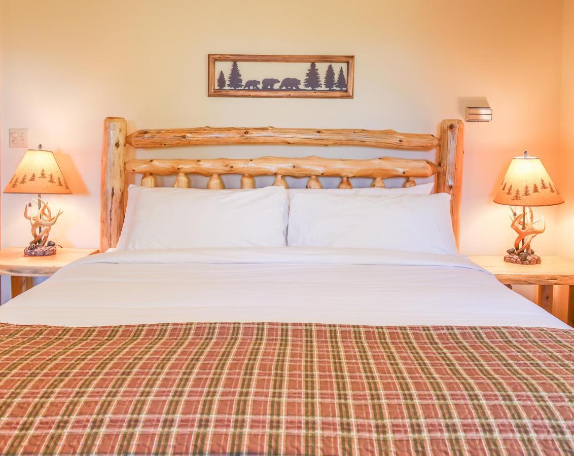 Outland Chalet & Suites Great Smoky Mountains Whittier Ruang foto