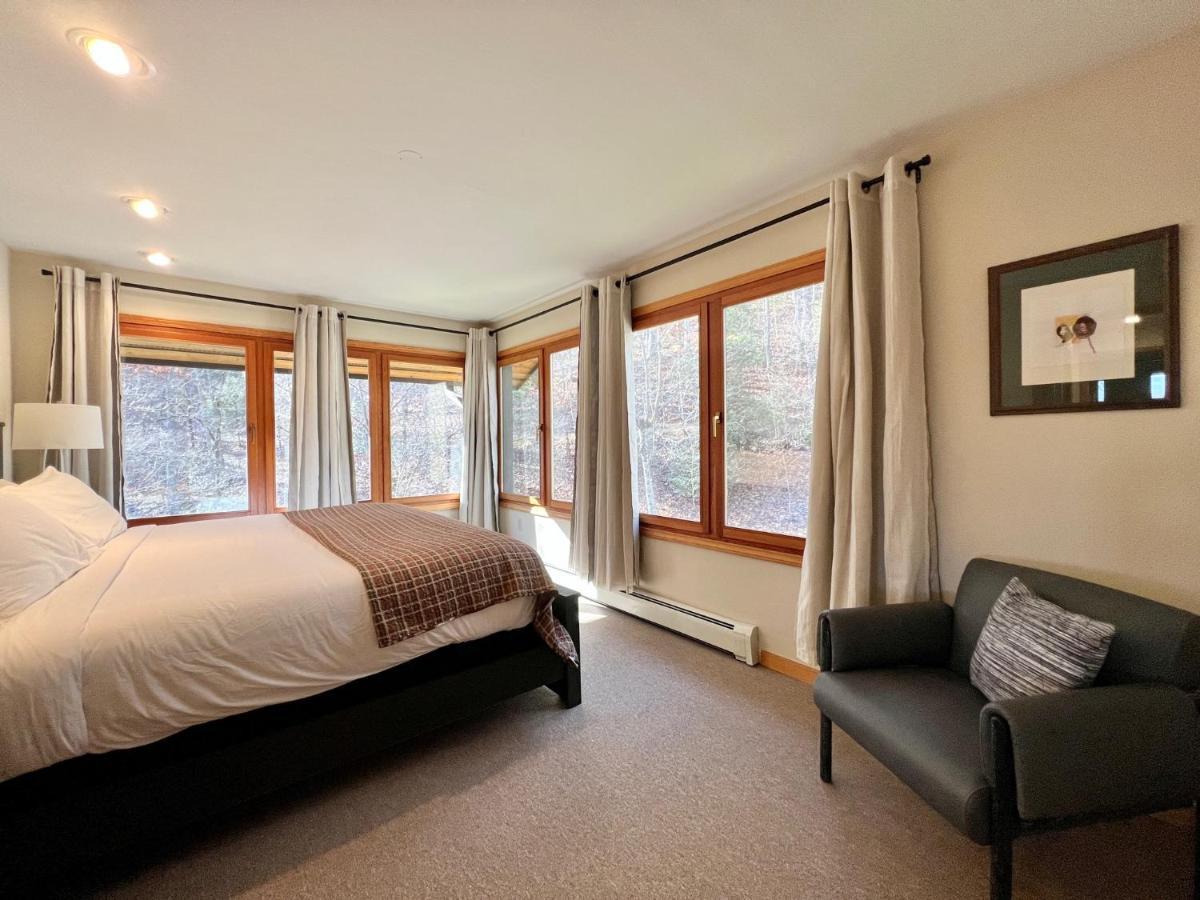 Outland Chalet & Suites Great Smoky Mountains Whittier Ruang foto