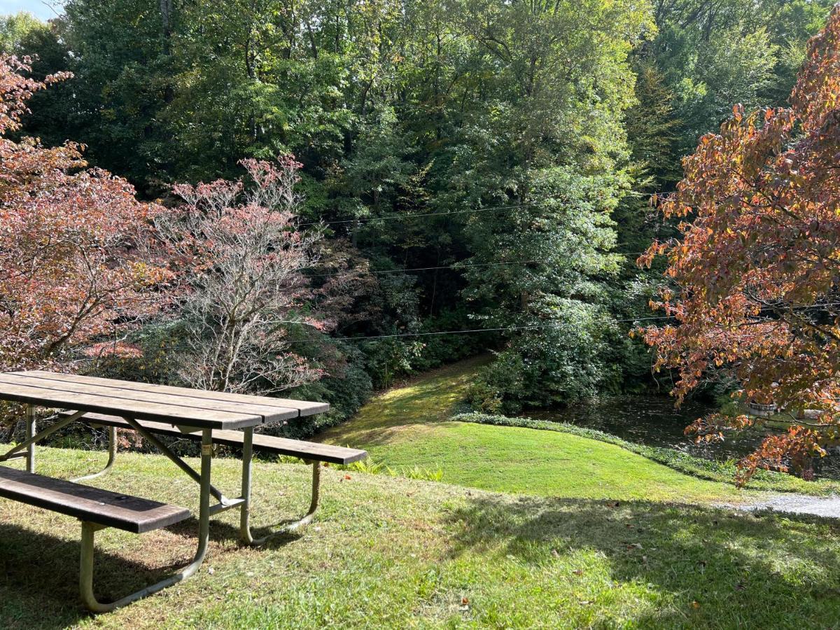 Outland Chalet & Suites Great Smoky Mountains Whittier Bagian luar foto