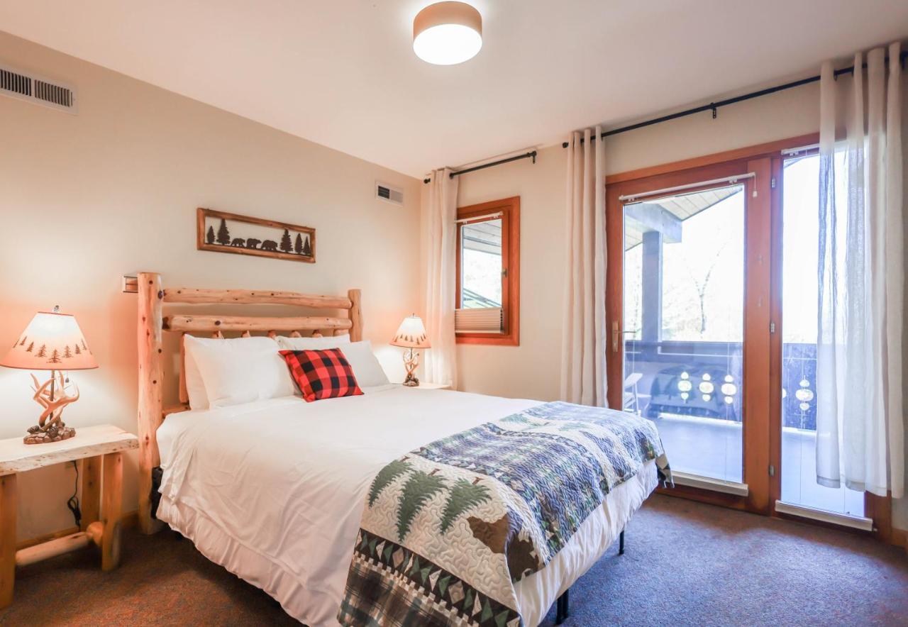 Outland Chalet & Suites Great Smoky Mountains Whittier Ruang foto
