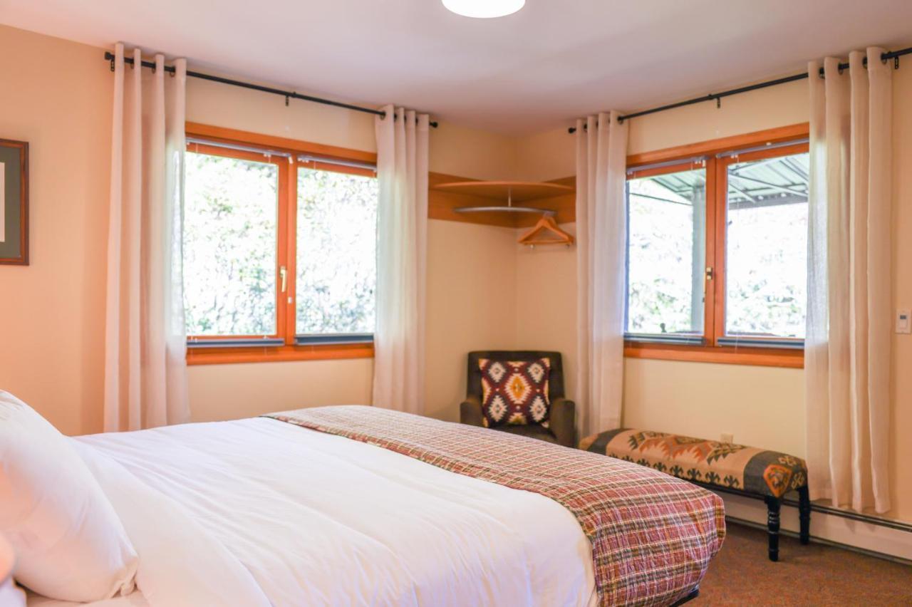 Outland Chalet & Suites Great Smoky Mountains Whittier Ruang foto