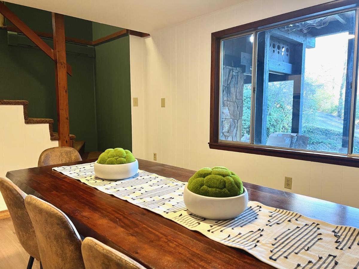 Outland Chalet & Suites Great Smoky Mountains Whittier Ruang foto