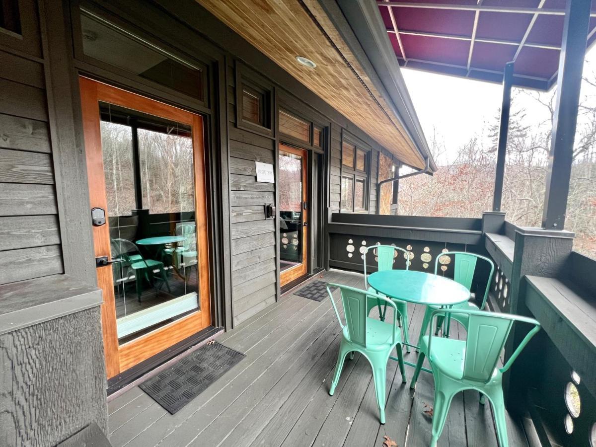 Outland Chalet & Suites Great Smoky Mountains Whittier Bagian luar foto